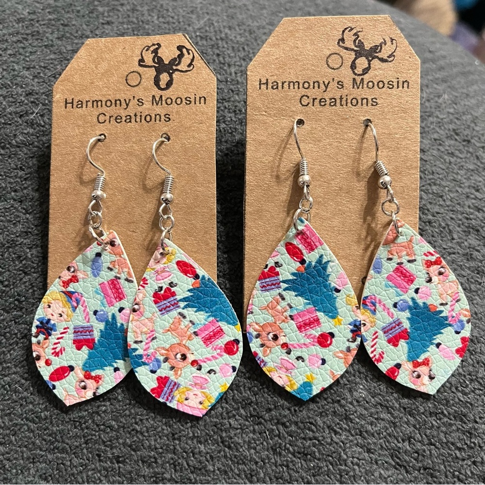 Matching earrings and snap clips.